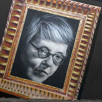 Bild vergrößern: Grafitti eines Schwarz-weiß-Porträts von Marieluise-Fleißer in einem goldenen Rahmen.