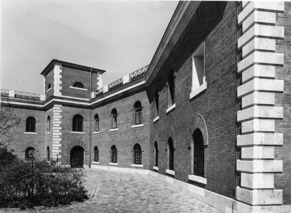 Bild vergr&ouml;&szlig;ern: S&uuml;dliche Seite des renovierten Kavalier Hepp