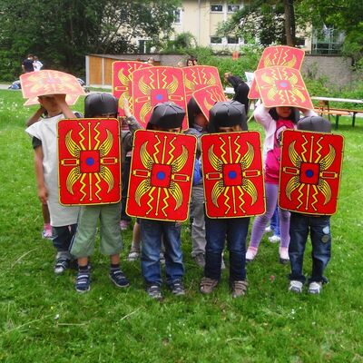 Bild vergrößern: Kinder mit Schilden zur Verteidigung aufgestellt