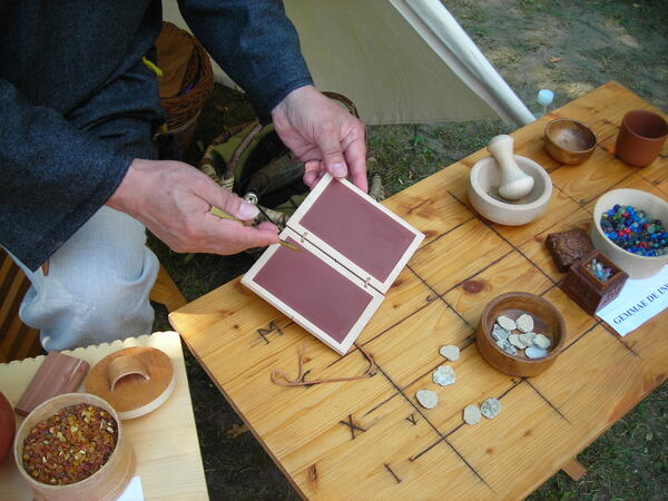 Bild vergrößern: Basteln eines Glücksbringers