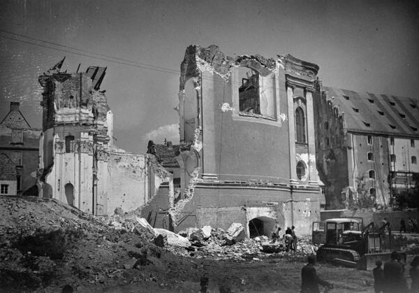 Bild vergrößern: Ruine der Augustinerkirche nach 1945