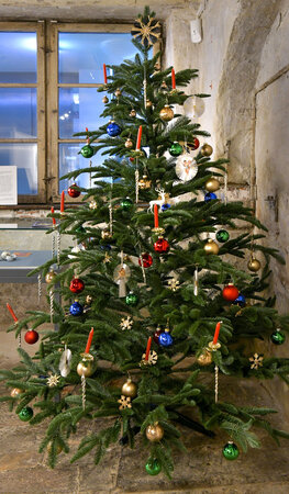 Bild vergrößern: Christbaum im Fleißerhaus