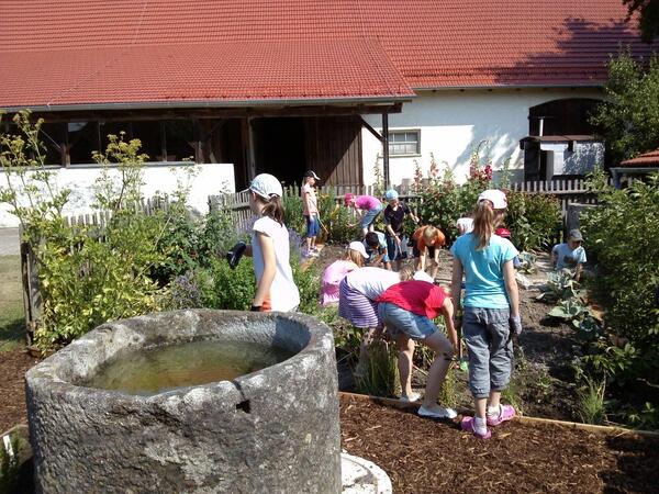 Bild vergrößern: Kinder spielen im Garten des Bauerngerätemuseums