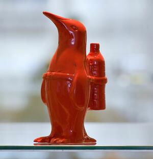 Bild vergrößern: Figur eines roten Pinguins