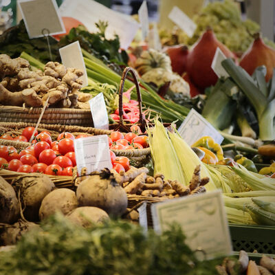 Bild vergrößern: Marktstand mit Gemüse