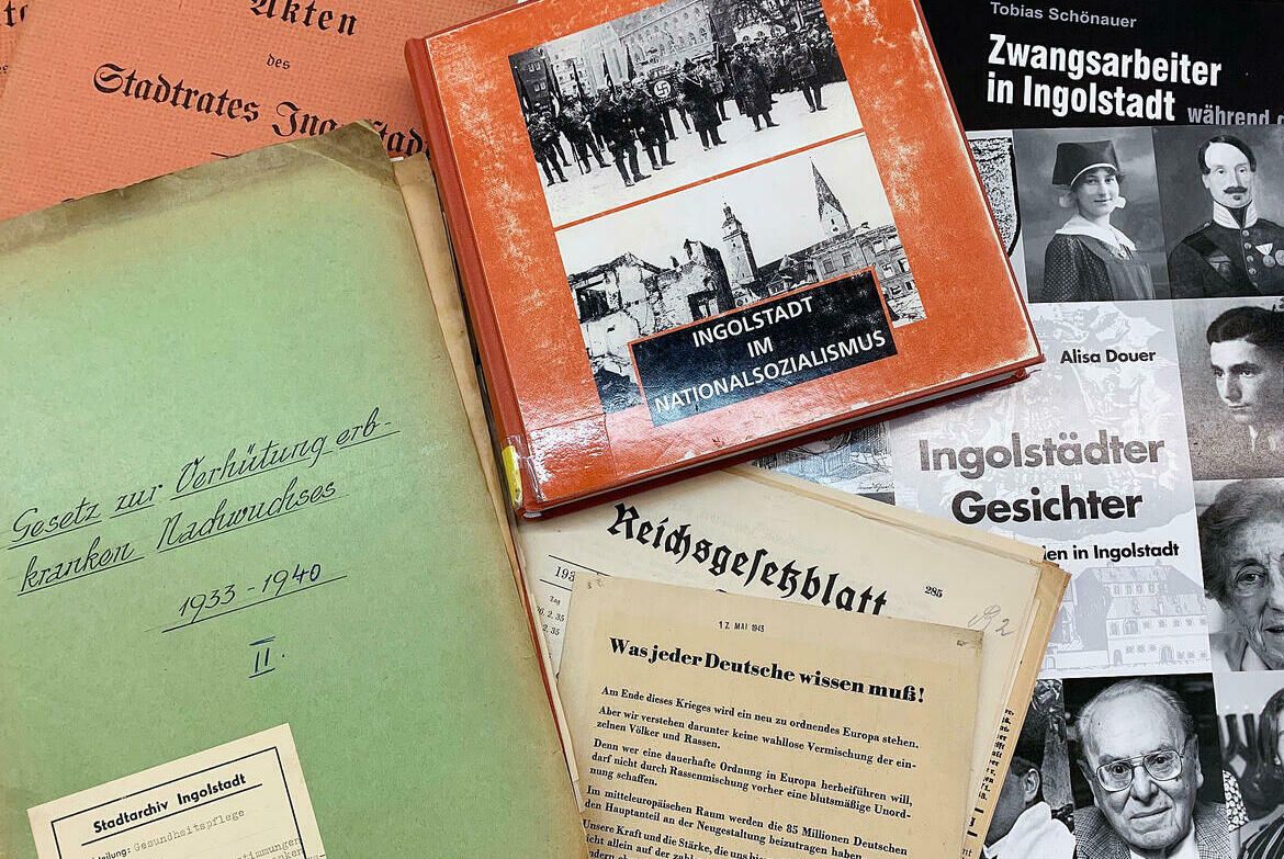 Bild vergrößern: Akten und Bücher aus dem Stadtarchiv  zum Thema Nationalsozialismus.