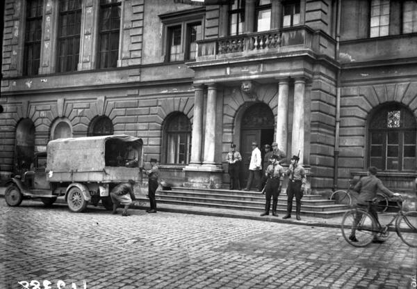 Bild vergrößern: Fahrzeug und Personen vor dem Ingolstädter Rathaus