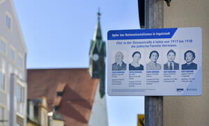Bild vergrößern: Gedenktafel für die Familie Hermann an der Donaustraße 6