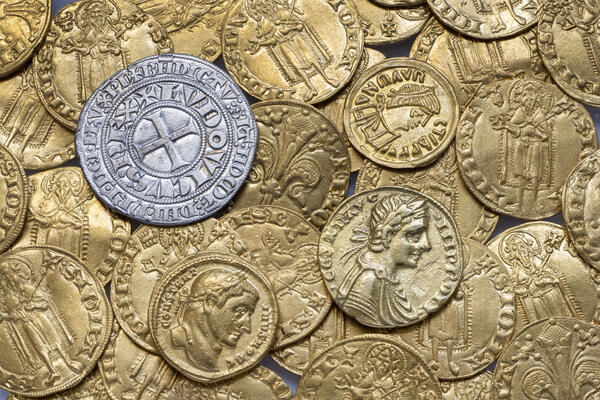 Bild vergrößern: Verschiedene Goldmünzen und eine Silbermünze