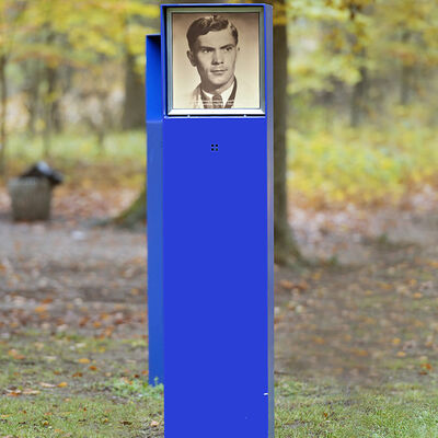 Bild vergrößern: Blaue Stele mit dem Porträt von Thomas Reißner im Luitpoldpark