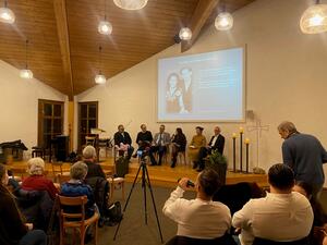 Bild vergrößern: Podiumsgespräch mit Zeitzeuginnen und Zeitzeugen in der Mennonitengemeinde Ingolstadt
