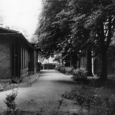 Bild vergrößern: Blick auf die Gebäude in der Friedhofstraße aus dem Hof fotografiert
